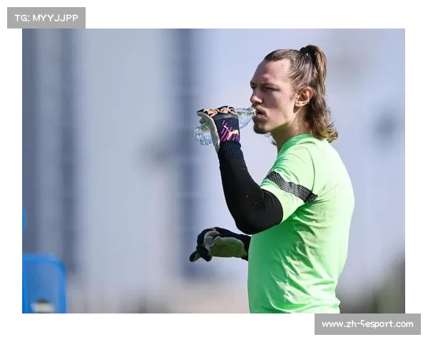 球迷闯入洲际杯赛场拥抱萨福诺夫,保安迅速带离 球迷闯入洲际杯赛场拥抱萨福诺夫,保安迅速带离